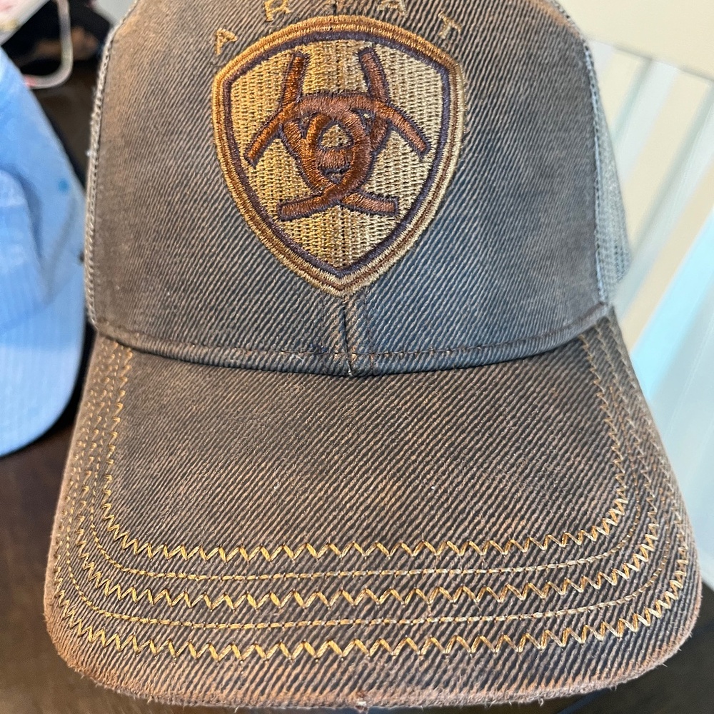 Ariat Mens Oilskin Shield Logo Mesh Back Ajustable Cap Hat
